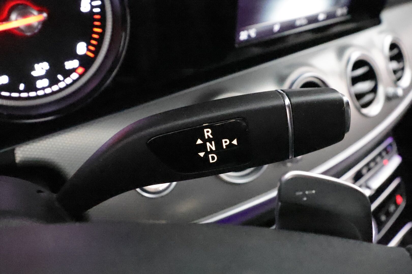 Mercedes-Benz E 2016 220d T A Premium Business AMG **Vakkari / Koukku / 360° / Burmester / Nahka-Alcantara / Multibeam LED**