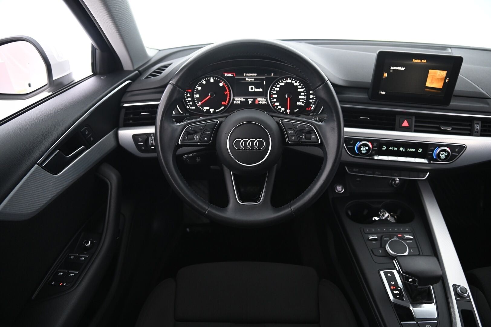 Audi A4 2018 Sedan Business Sport Comfort S line Edition 2,0 TFSI 140 kW S tronic*Webasto / Sporttipenkit / Vetokoukku / Vakkari* - *Webasto kaukosäätimellä / Juuri huollettu / Suomi-auto / 2x renkaat&vanteet* - HULLUT AVAJAISHULINAT KORKOTARJOUS 3,29 %