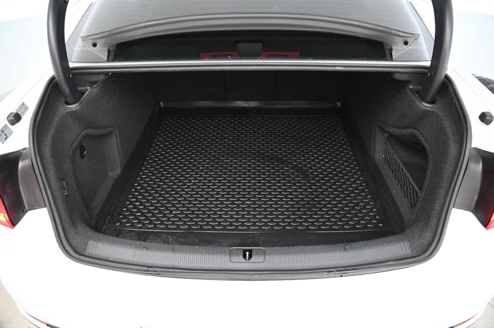 Audi A4 2018 Sedan Business Sport Comfort S line Edition 2,0 TFSI 140 kW S tronic*Webasto / Sporttipenkit / Vetokoukku / Vakkari* - *Webasto kaukosäätimellä / Juuri huollettu / Suomi-auto / 2x renkaat&vanteet* - HULLUT AVAJAISHULINAT KORKOTARJOUS 3,29 %