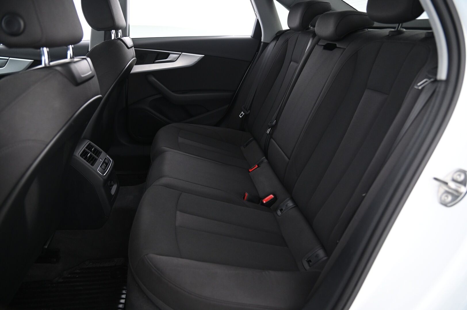 Audi A4 2018 Sedan Business Sport Comfort S line Edition 2,0 TFSI 140 kW S tronic*Webasto / Sporttipenkit / Vakkari* - *Webasto kaukosäätimellä / Juuri huollettu / Suomi-auto / 2x renkaat&vanteet*