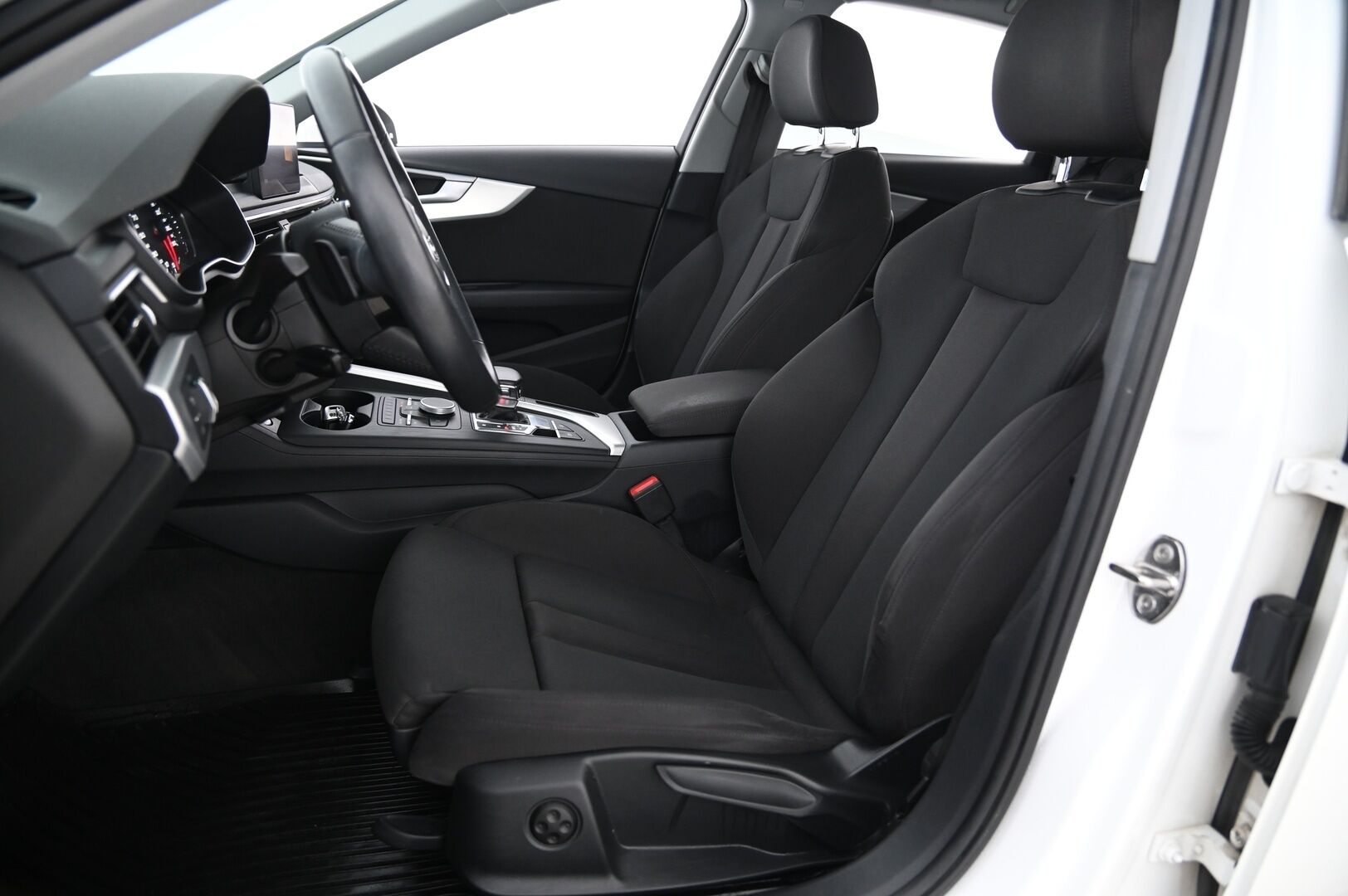 Audi A4 2018 Sedan Business Sport Comfort S line Edition 2,0 TFSI 140 kW S tronic*Webasto / Sporttipenkit / Vetokoukku / Vakkari* - *Webasto kaukosäätimellä / Juuri huollettu / Suomi-auto / 2x renkaat&vanteet* - HULLUT AVAJAISHULINAT KORKOTARJOUS 3,29 %