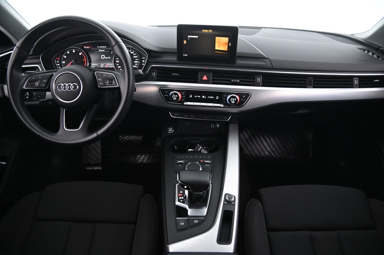 Audi A4 2018 Sedan Business Sport Comfort S line Edition 2,0 TFSI 140 kW S tronic*Webasto / Sporttipenkit / Vetokoukku / Vakkari* - *Webasto kaukosäätimellä / Juuri huollettu / Suomi-auto / 2x renkaat&vanteet* - HULLUT AVAJAISHULINAT KORKOTARJOUS 3,29 %