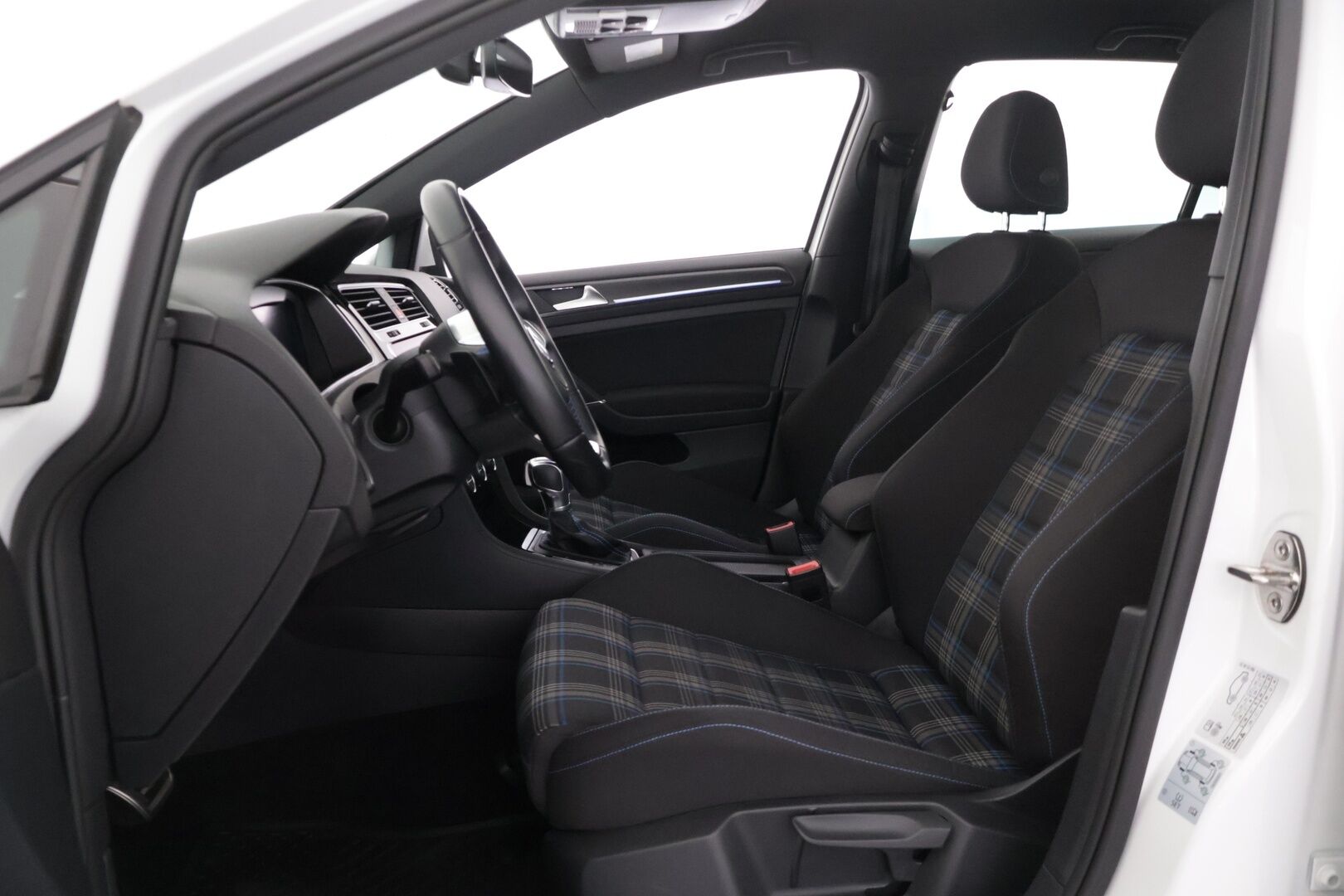 Volkswagen Golf 2018 GTE Plug-In Hybrid 150 kW (204 hv) DSG-automaatti - ACC / Kamera / Ambient / Digimittari / Suomi-auto / Webasto / 2x renkaat 