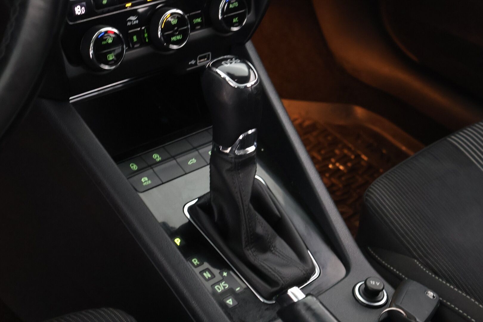 Skoda Octavia 2018 Combi 1,5 TSI Style DSG Autom. - | 1-Om. Suomi-auto | ACC | Webasto | P.kamera | Koukku | LED | BLIS | Keyless | Talvipaketti | Hihna tehty 2024 |