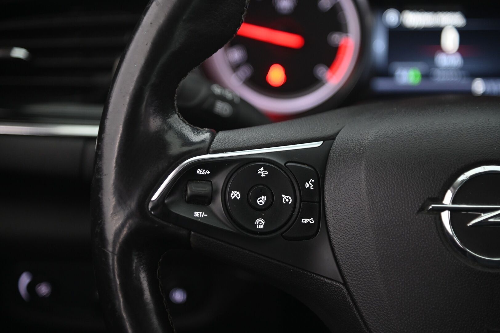 Opel Insignia 2018 Sports Tourer Innovation 1,6 CDTI ECOTEC *Suomi-Auto / Webasto / Vakkari / Muistipenkki hieronalla / Tuuletetut etuistuimet / 360-Kamera / Navi* - *Tutkat / Kessy / Blis / Urheiluistuimet / Nahkasisusta / Ratinlämmitys / 2X renkaat vanteineen* - HULLUT AVAJAISHULINAT KORKOTARJOUS 3,29 %