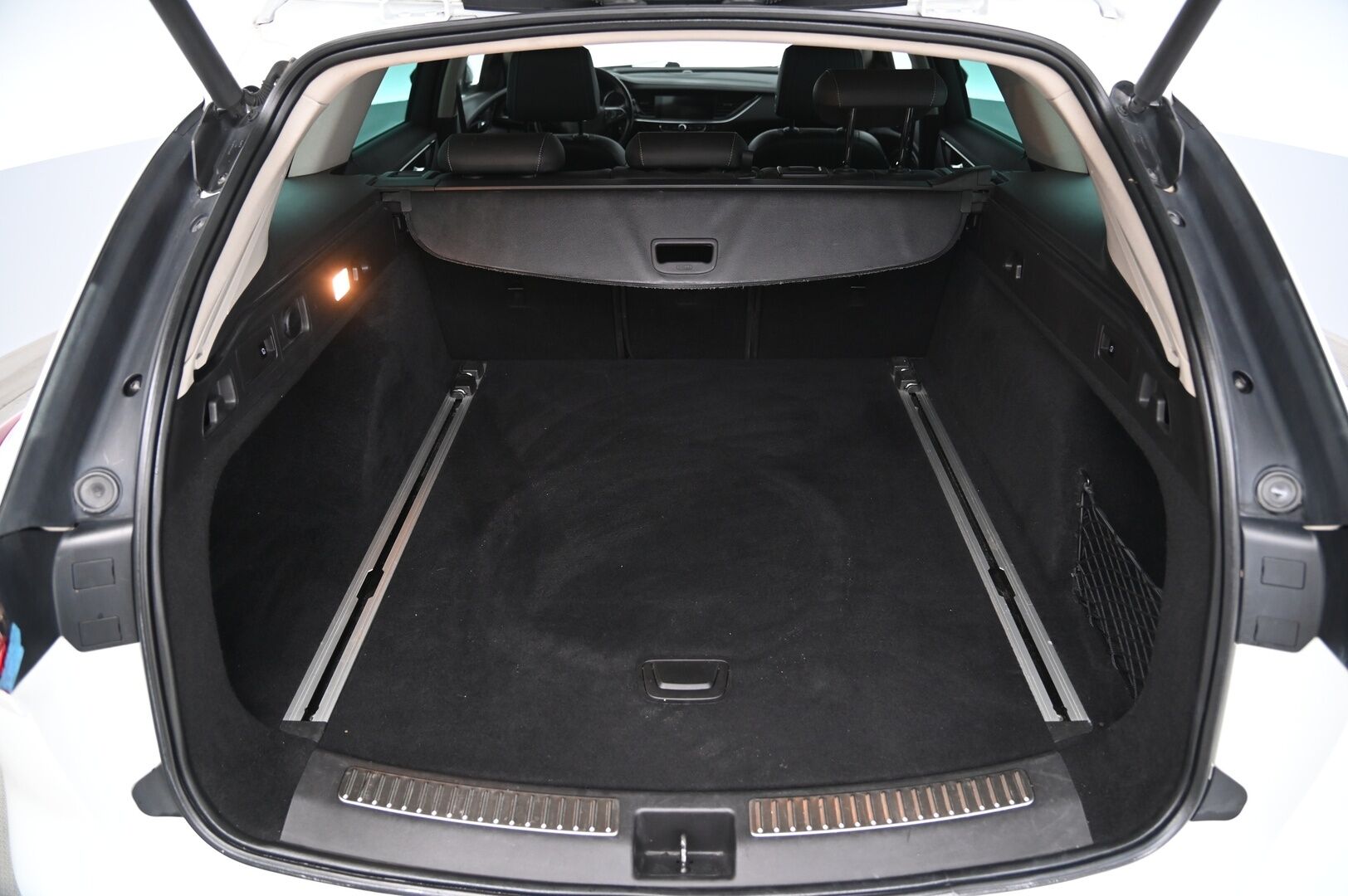 Opel Insignia 2018 Sports Tourer Innovation 1,6 CDTI ECOTEC *Suomi-Auto / Webasto / Vakkari / Muistipenkki hieronalla / Tuuletetut etuistuimet / 360-Kamera / Navi* - *Tutkat / Kessy / Blis / Urheiluistuimet / Nahkasisusta / Ratinlämmitys / 2X renkaat vanteineen* - HULLUT AVAJAISHULINAT KORKOTARJOUS 3,29 %