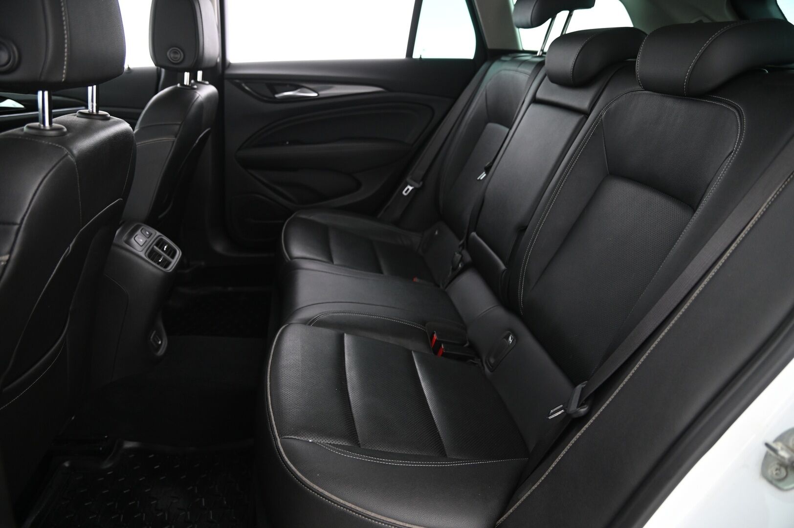 Opel Insignia 2018 Sports Tourer Innovation 1,6 CDTI ECOTEC *Suomi-Auto / Webasto / Vakkari / Muistipenkki hieronalla / Tuuletetut etuistuimet / 360-Kamera / Navi* - *Tutkat / Kessy / Blis / Urheiluistuimet / Nahkasisusta / Ratinlämmitys / 2X renkaat vanteineen* - HULLUT AVAJAISHULINAT KORKOTARJOUS 3,29 %