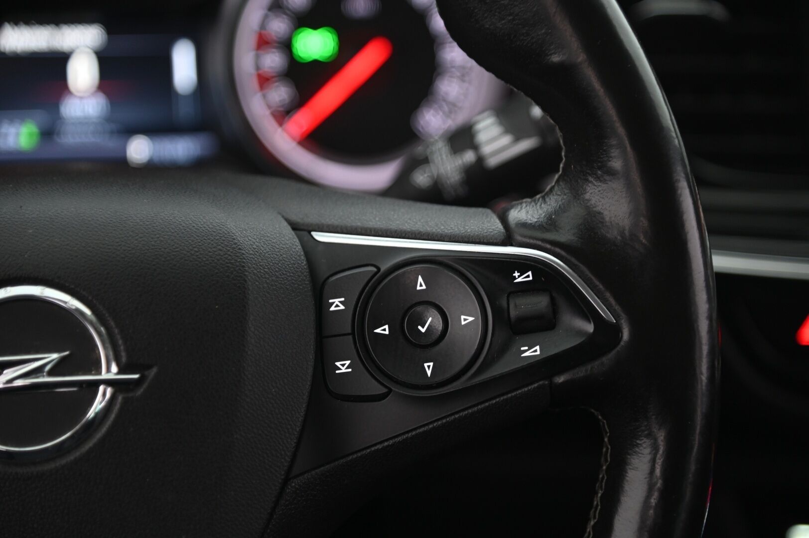 Opel Insignia 2018 Sports Tourer Innovation 1,6 CDTI ECOTEC *Suomi-Auto / Webasto / Vakkari / Muistipenkki hieronalla / Tuuletetut etuistuimet / 360-Kamera / Navi* - *Tutkat / Kessy / Blis / Urheiluistuimet / Nahkasisusta / Ratinlämmitys / 2X renkaat vanteineen* - HULLUT AVAJAISHULINAT KORKOTARJOUS 3,29 %