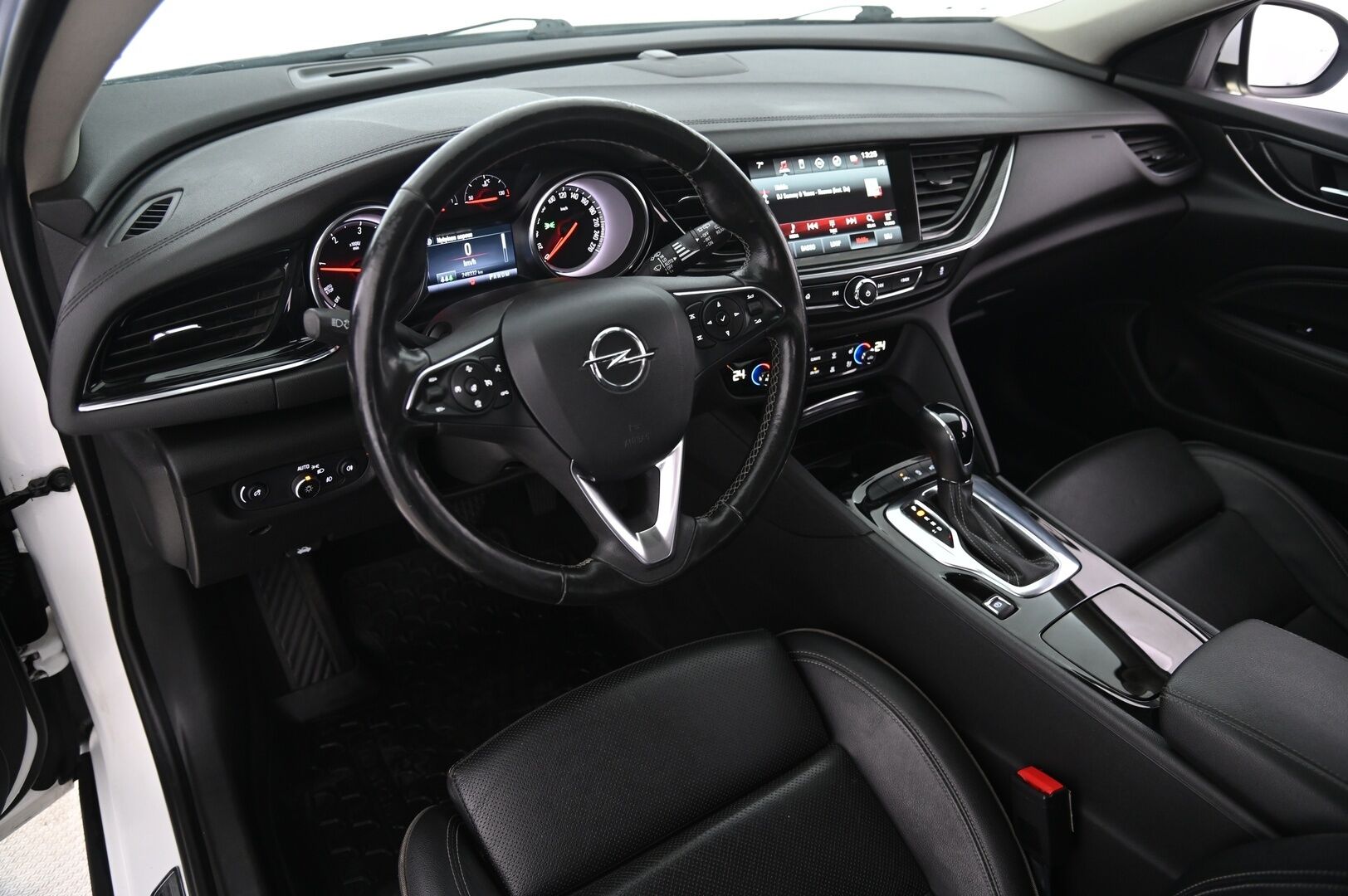 Opel Insignia 2018 Sports Tourer Innovation 1,6 CDTI ECOTEC *Suomi-Auto / Webasto / Vakkari / Muistipenkki hieronalla / Tuuletetut etuistuimet / 360-Kamera / Navi* - *Tutkat / Kessy / Blis / Urheiluistuimet / Nahkasisusta / Ratinlämmitys / 2X renkaat vanteineen* - HULLUT AVAJAISHULINAT KORKOTARJOUS 3,29 %