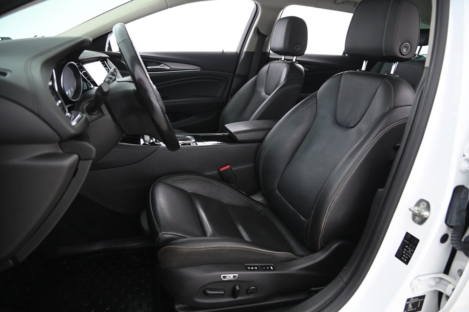 Opel Insignia 2018 Sports Tourer Innovation 1,6 CDTI ECOTEC *Suomi-Auto / Webasto / Vakkari / Muistipenkki hieronalla / Tuuletetut etuistuimet / 360-Kamera / Navi* - *Tutkat / Kessy / Blis / Urheiluistuimet / Nahkasisusta / Ratinlämmitys / 2X renkaat vanteineen* - HULLUT AVAJAISHULINAT KORKOTARJOUS 3,29 %