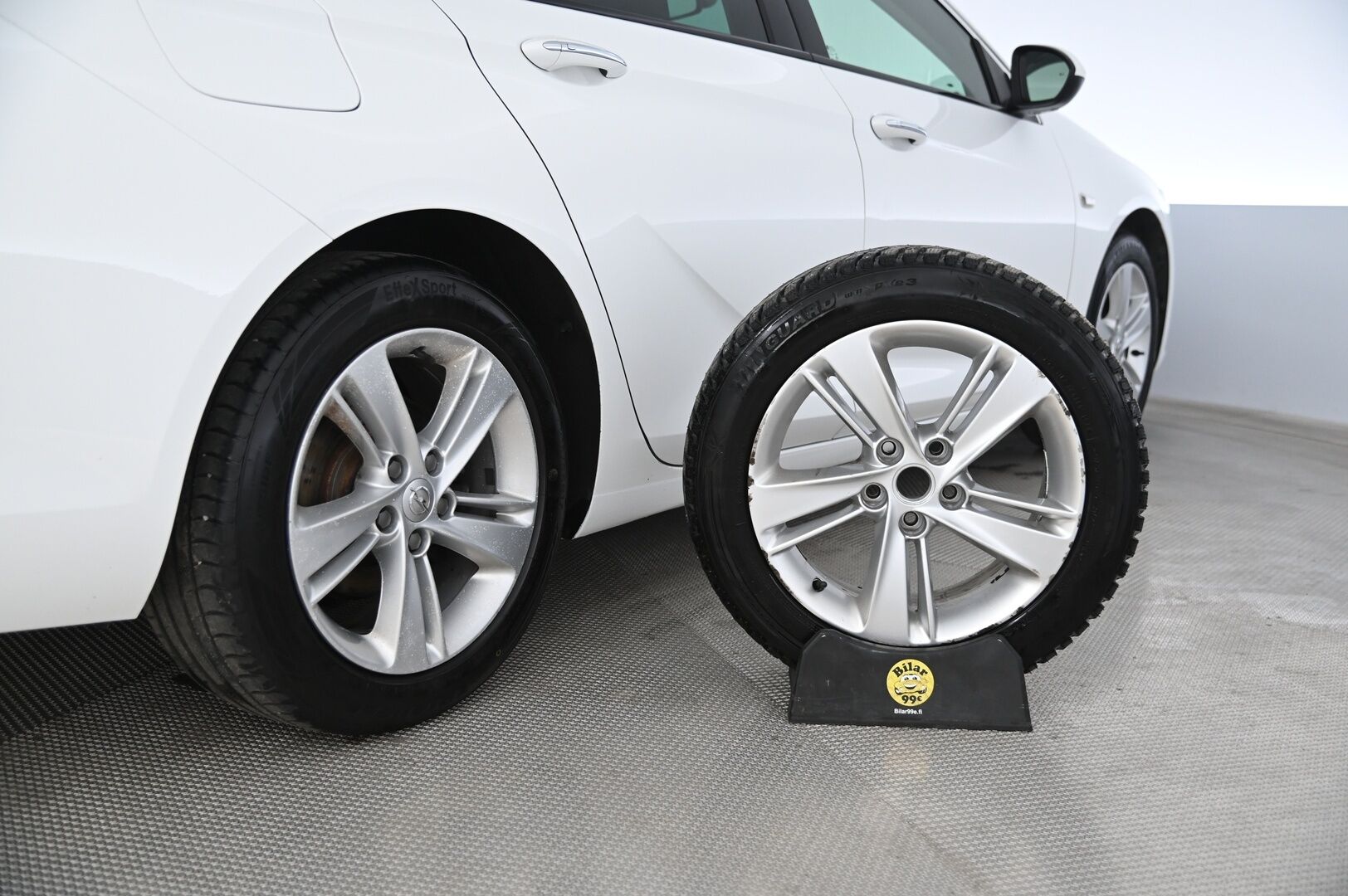 Opel Insignia 2018 Sports Tourer Innovation 1,6 CDTI ECOTEC *Suomi-Auto / Webasto / Vakkari / Muistipenkki hieronalla / Tuuletetut etuistuimet / 360-Kamera / Navi* - *Tutkat / Kessy / Blis / Urheiluistuimet / Nahkasisusta / Ratinlämmitys / 2X renkaat vanteineen* - HULLUT AVAJAISHULINAT KORKOTARJOUS 3,29 %