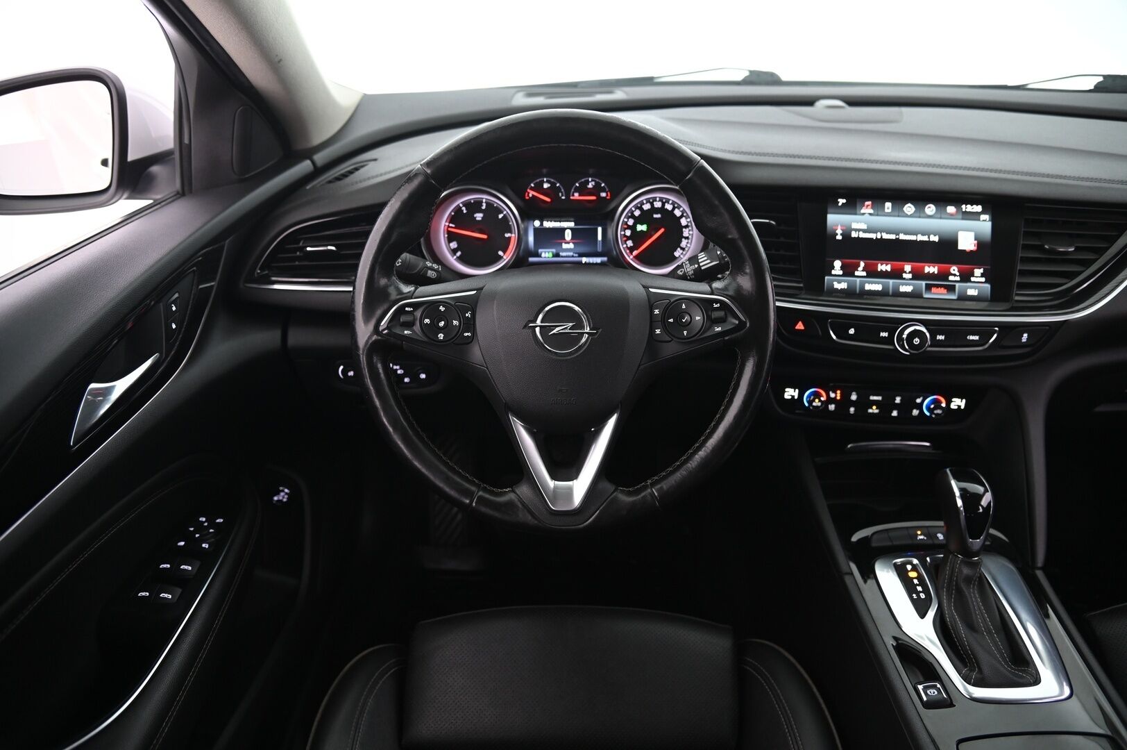 Opel Insignia 2018 Sports Tourer Innovation 1,6 CDTI ECOTEC *Suomi-Auto / Webasto / Vakkari / Muistipenkki hieronalla / Tuuletetut etuistuimet / 360-Kamera / Navi* - *Tutkat / Kessy / Blis / Urheiluistuimet / Nahkasisusta / Ratinlämmitys / 2X renkaat vanteineen* - HULLUT AVAJAISHULINAT KORKOTARJOUS 3,29 %