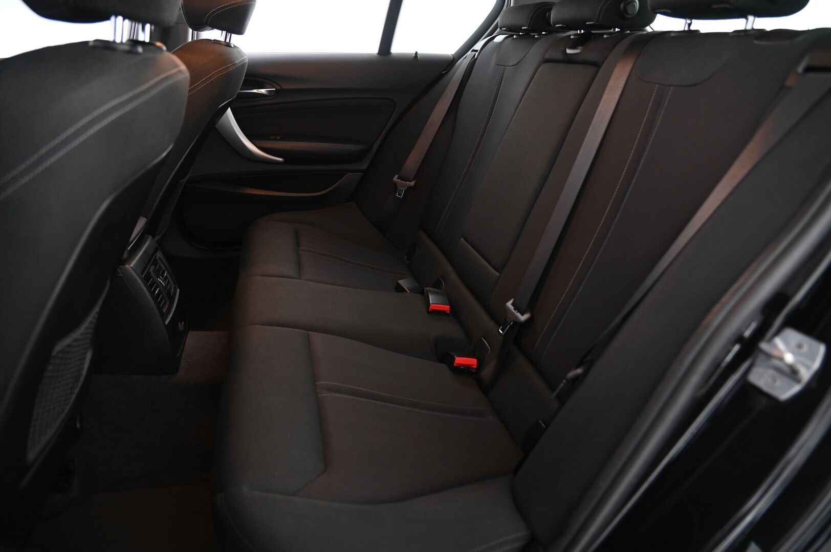 BMW 118 2018 F20 Hatchback 118i A Business Automatic Edition *Sporttipenkit / Ratinlämmitin / Proffanavi / Suomi-auto / Lohko+sisä* - *2X Renkaat / Juuri saapunut* - HULLUT JOULUT KORKOTARJOUS 2,49% 