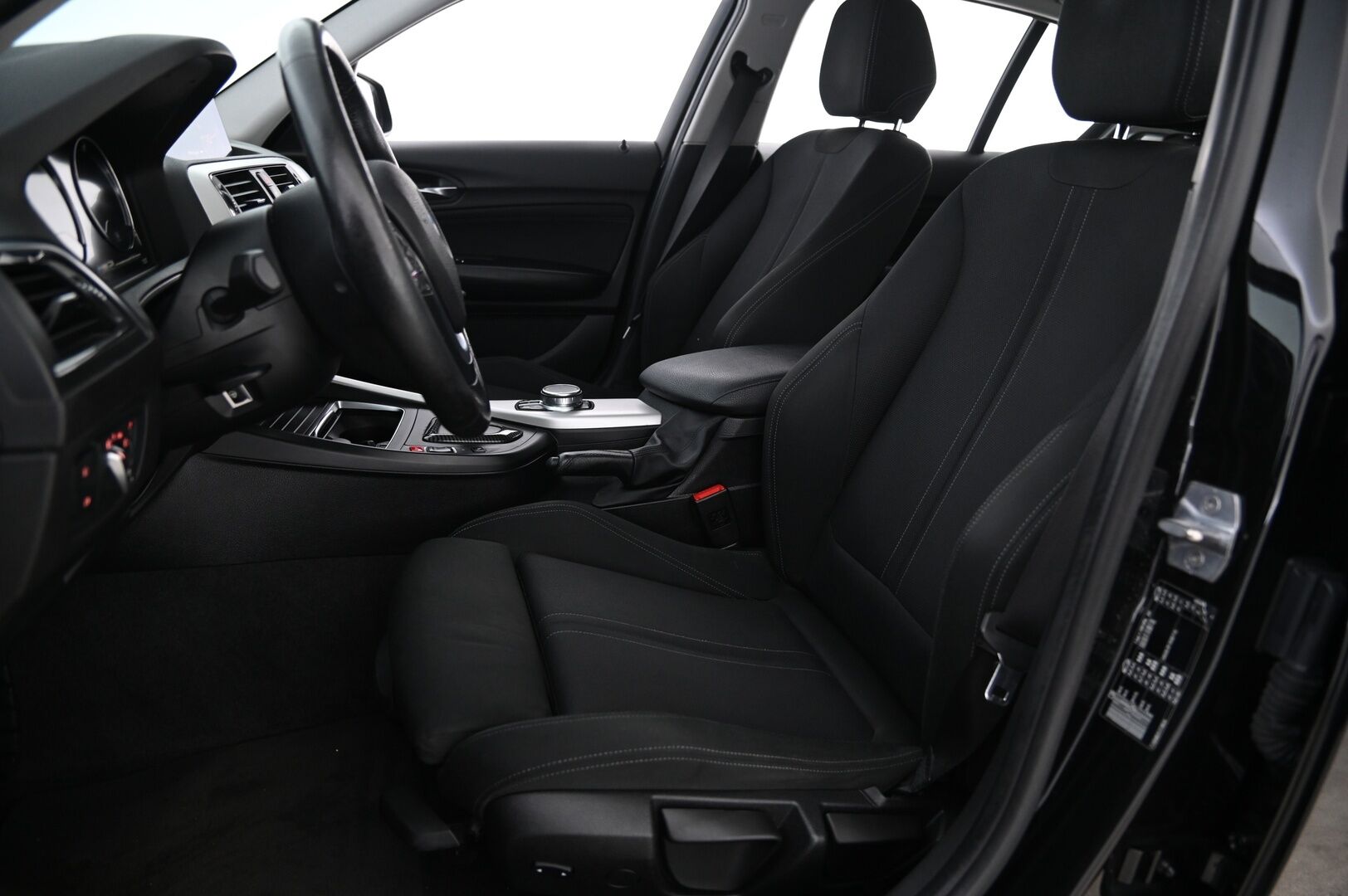 BMW 118 2018 F20 Hatchback 118i A Business Automatic Edition *Sporttipenkit / Ratinlämmitin / Proffanavi / Suomi-auto / Lohko+sisä* - *2X Renkaat / Juuri saapunut* - HULLUT JOULUT KORKOTARJOUS 2,49% 