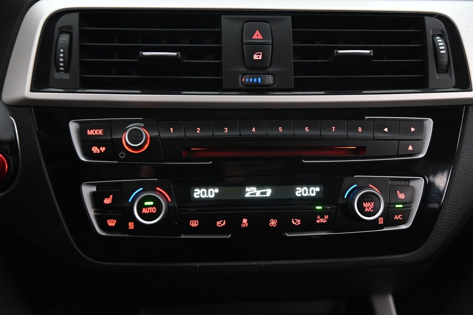 BMW 118 2018 F20 Hatchback 118i A Business Automatic Edition *Sporttipenkit / Ratinlämmitin / Proffanavi / Suomi-auto / Lohko+sisä* - *2X Renkaat / Juuri saapunut* - HULLUT JOULUT KORKOTARJOUS 2,49% 