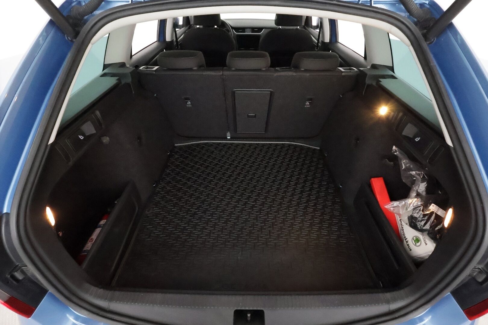 Skoda Octavia 2018 Combi 2,0 TDI 184 4x4 Scout DSG Autom. **Muistipenkki / Adapt.vakkari / Koukku / Webasto / LED / Navi / KeylessGo** - 1.om Suomi-auto / P.kamera / Kahdet renkaat aluvanteilla / Tuulilasin lämmitin / Penkinlämmittimet takana / Ratinlämmitin 