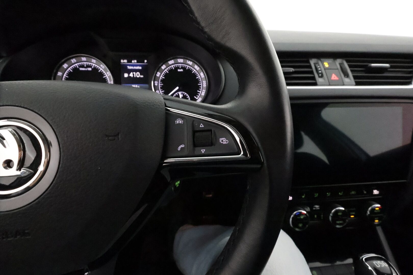 Skoda Octavia 2018 Combi 2,0 TDI 184 4x4 Scout DSG Autom. **Muistipenkki / Adapt.vakkari / Koukku / Webasto / LED / Navi / KeylessGo** - 1.om Suomi-auto / P.kamera / Kahdet renkaat aluvanteilla / Tuulilasin lämmitin / Penkinlämmittimet takana / Ratinlämmitin 