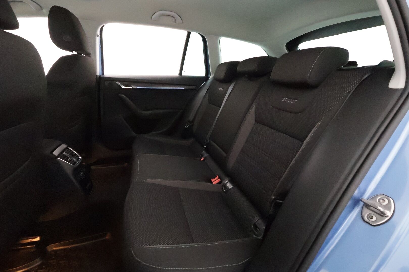 Skoda Octavia 2018 Combi 2,0 TDI 184 4x4 Scout DSG Autom. **Muistipenkki / Adapt.vakkari / Koukku / Webasto / LED / Navi / KeylessGo** - 1.om Suomi-auto / P.kamera / Kahdet renkaat aluvanteilla / Tuulilasin lämmitin / Penkinlämmittimet takana / Ratinlämmitin 