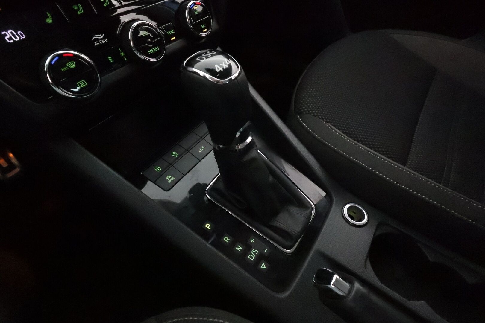 Skoda Octavia 2018 Combi 2,0 TDI 184 4x4 Scout DSG Autom. **Muistipenkki / Adapt.vakkari / Koukku / Webasto / LED / Navi / KeylessGo** - 1.om Suomi-auto / P.kamera / Kahdet renkaat aluvanteilla / Tuulilasin lämmitin / Penkinlämmittimet takana / Ratinlämmitin 