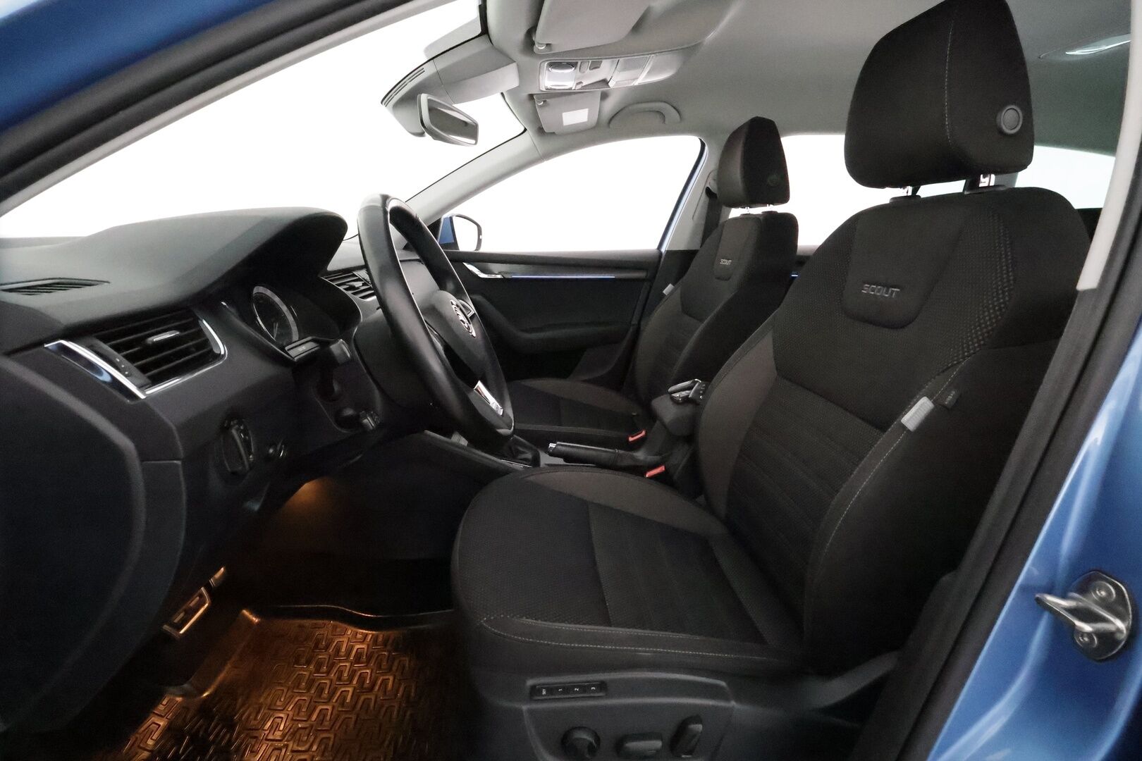 Skoda Octavia 2018 Combi 2,0 TDI 184 4x4 Scout DSG Autom. **Muistipenkki / Adapt.vakkari / Koukku / Webasto / LED / Navi / KeylessGo** - 1.om Suomi-auto / P.kamera / Kahdet renkaat aluvanteilla / Tuulilasin lämmitin / Penkinlämmittimet takana / Ratinlämmitin 