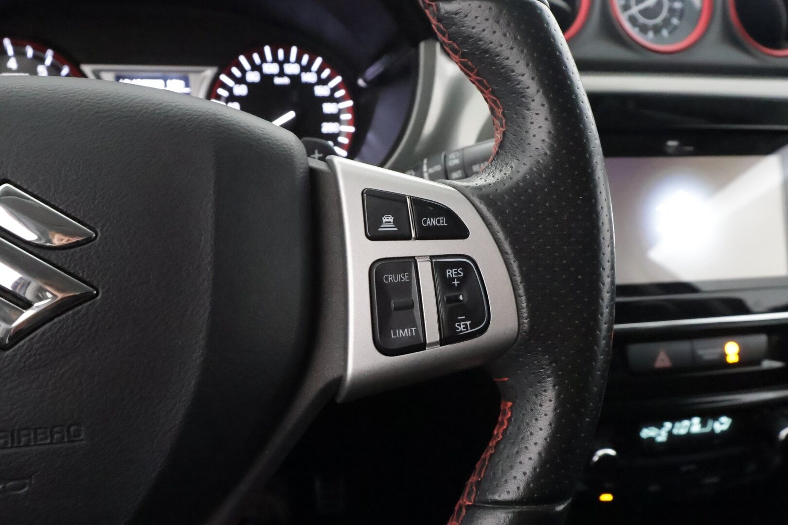 Suzuki Vitara 2018 140 BOOSTERJET 4WD S 6AT - | ACC | Webasto | Koukku | Nahka-alcantara | LED | P.kamera ja tutkat | Navi | Apple & Android | Keyless | Merkkihuollot | 2x renkaat aluin | 