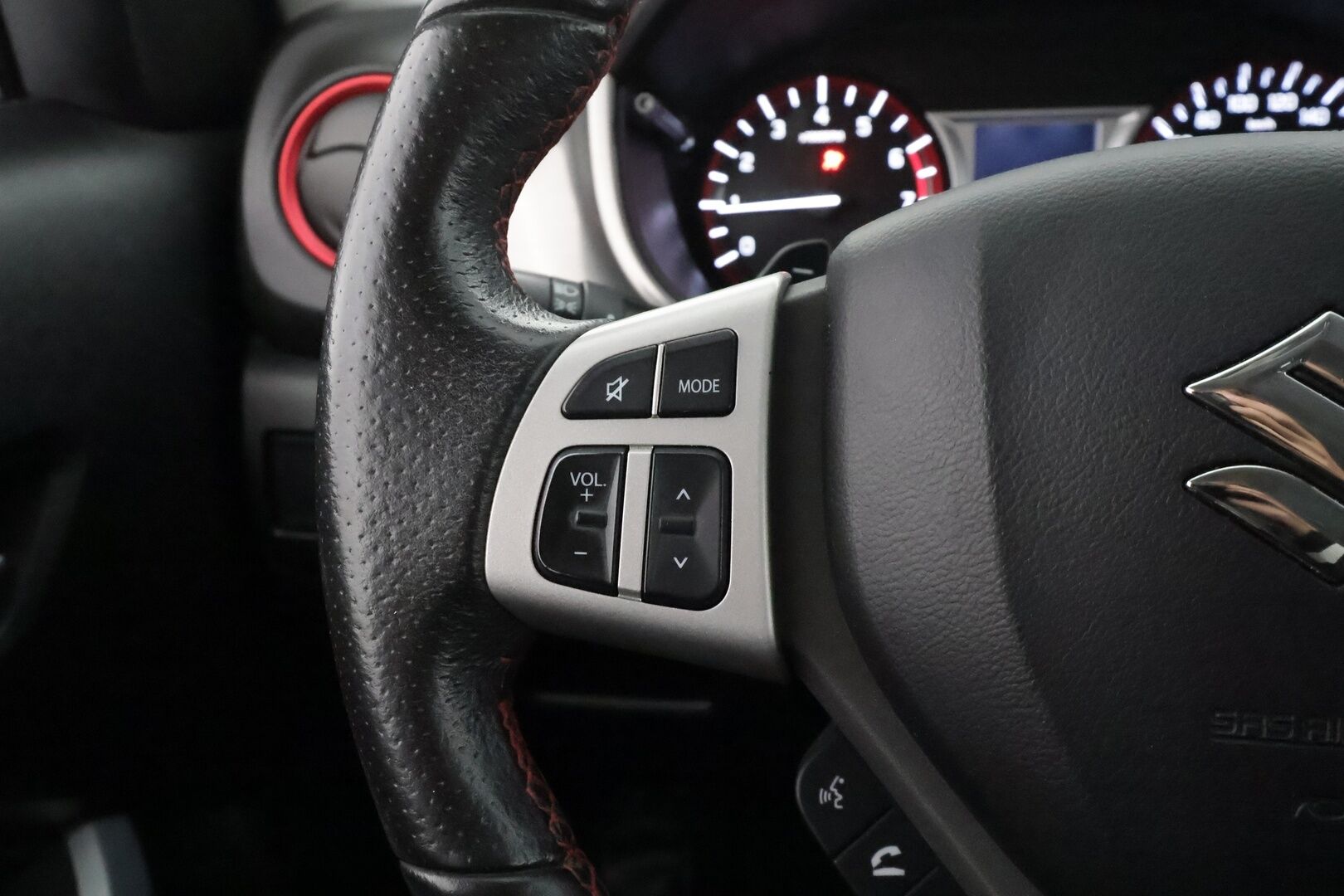 Suzuki Vitara 2018 140 BOOSTERJET 4WD S 6AT - | ACC | Webasto | Koukku | Nahka-alcantara | LED | P.kamera ja tutkat | Navi | Apple & Android | Keyless | Merkkihuollot | 2x renkaat aluin | 
