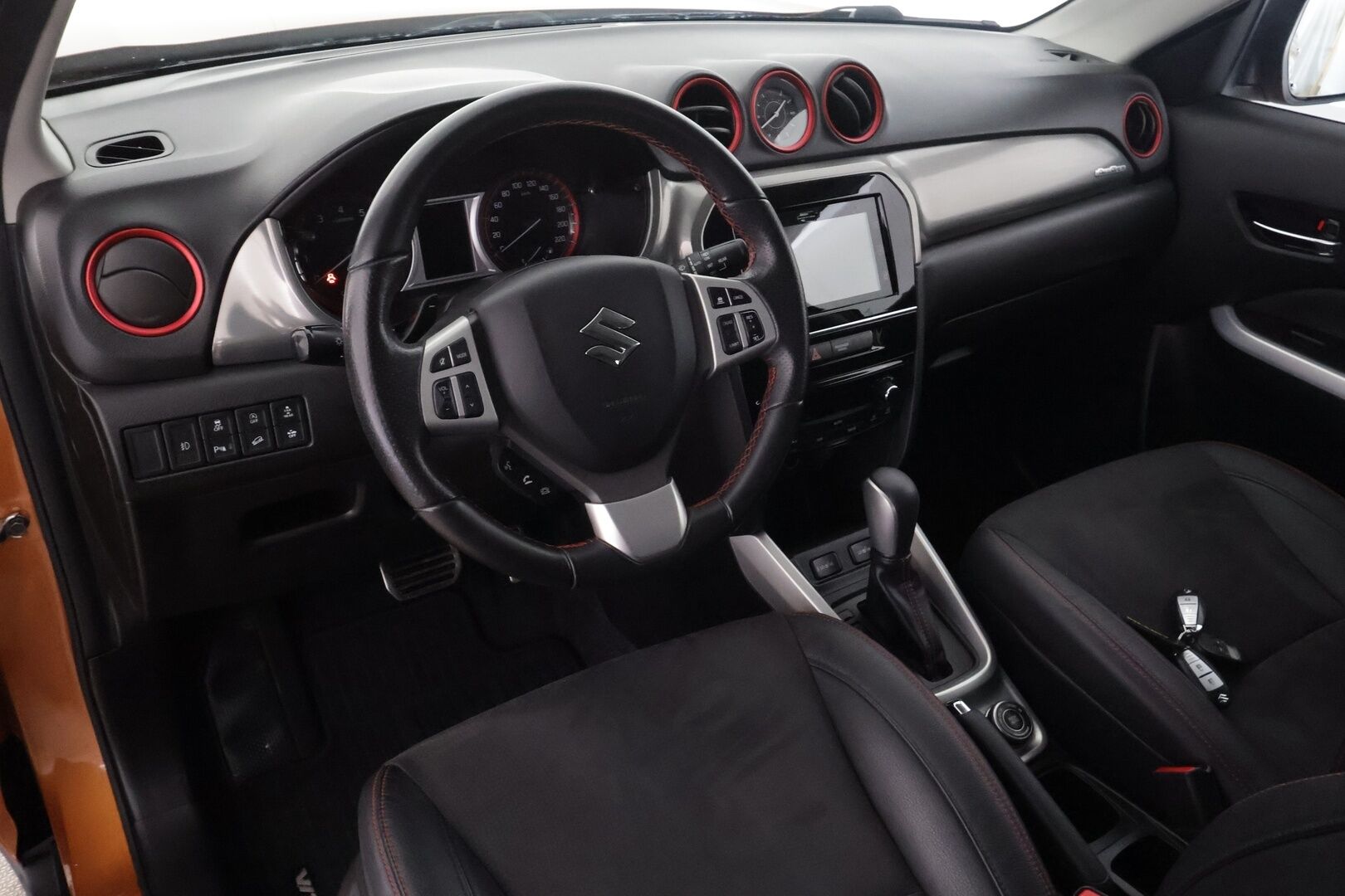 Suzuki Vitara 2018 140 BOOSTERJET 4WD S 6AT - | ACC | Webasto | Koukku | Nahka-alcantara | LED | P.kamera ja tutkat | Navi | Apple & Android | Keyless | Merkkihuollot | 2x renkaat aluin | 
