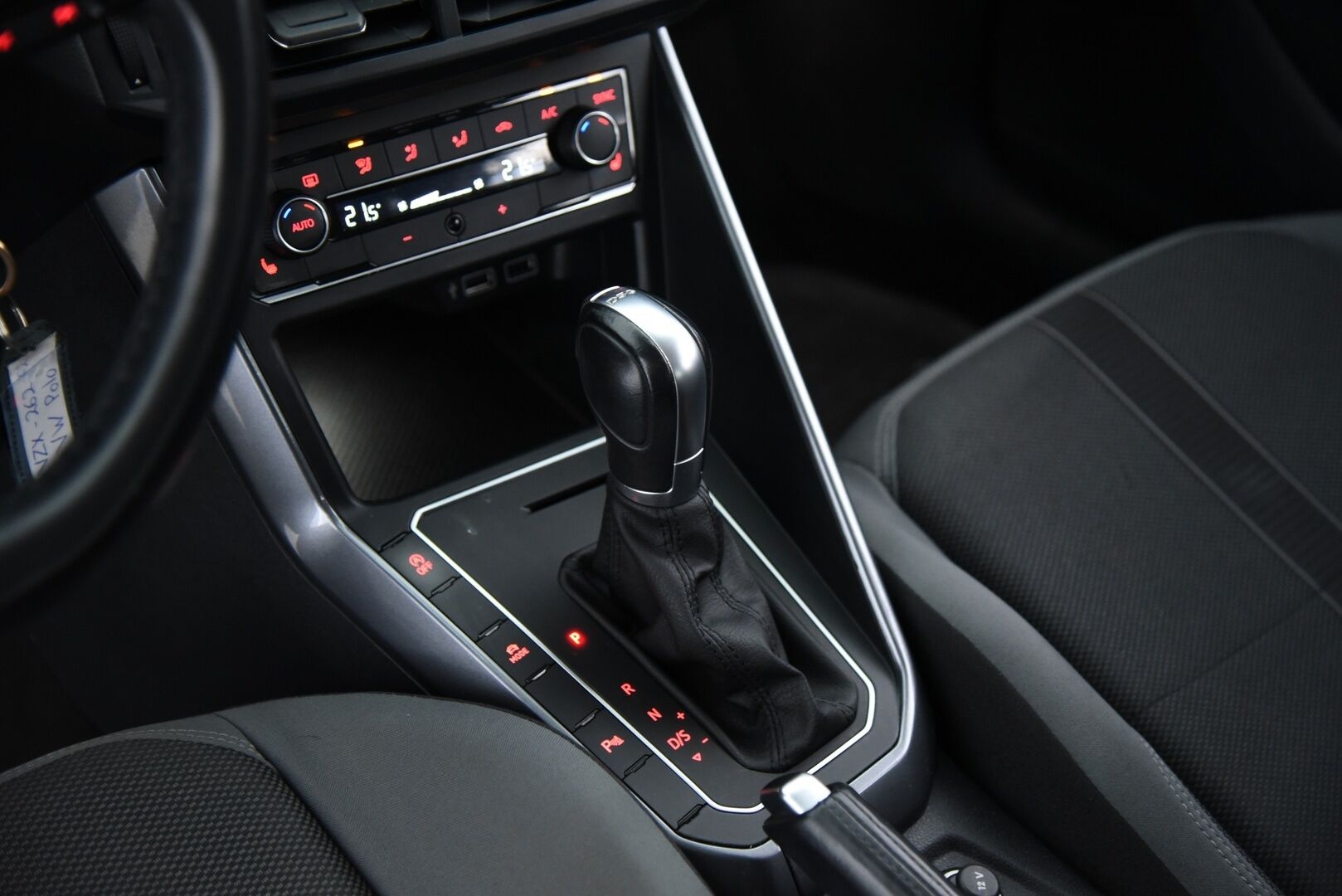 Volkswagen Polo 2018 R-Line 1,0 TSI 70 kW (95 hv) DSG-aut / 2. om Suomi auto / Digimittaristo / Vakkari / Tutkat / LED - 2x renkaat / Juuri katsastettu / Jakopää vaihdettu 2024! 