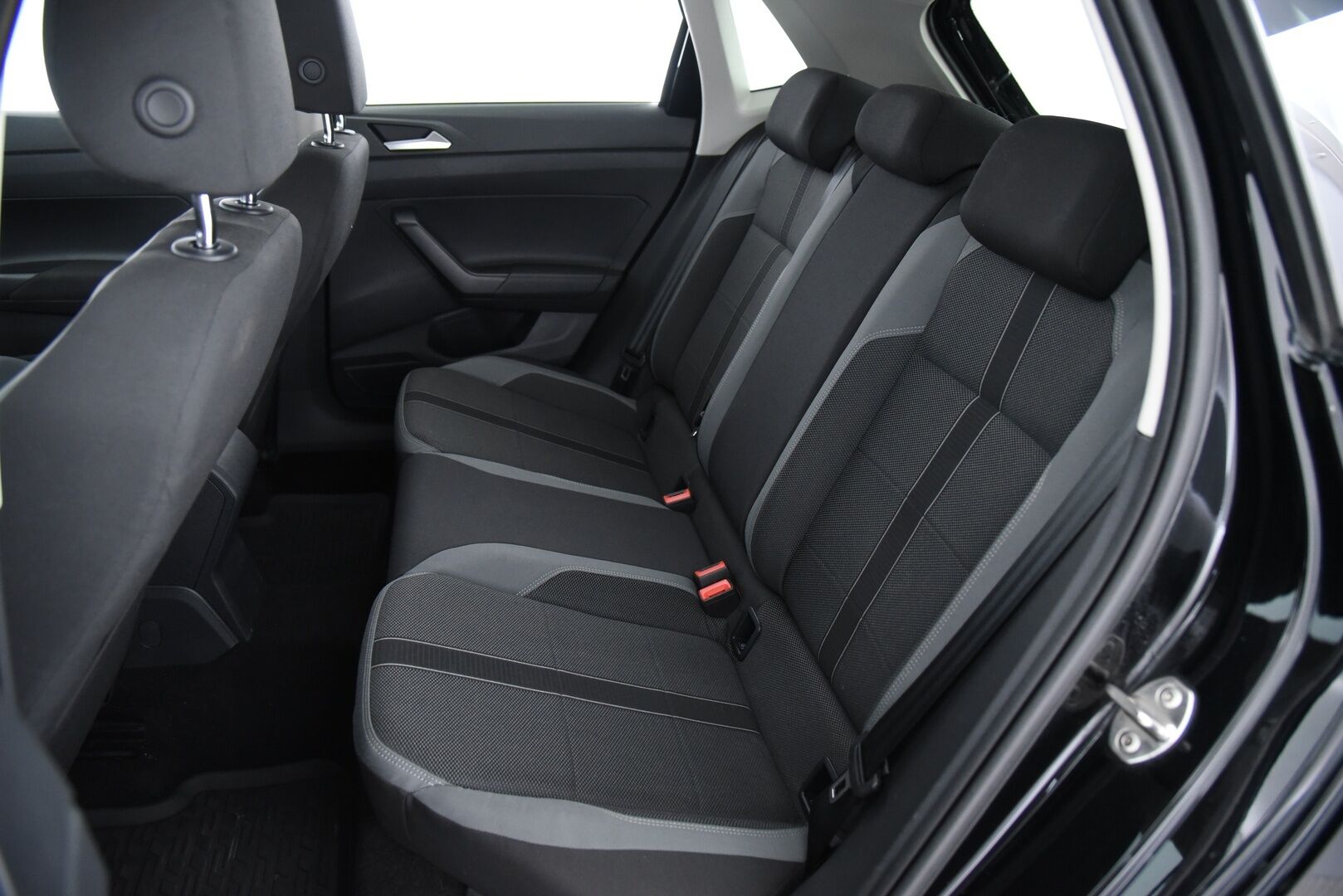 Volkswagen Polo 2018 R-Line 1,0 TSI 70 kW (95 hv) DSG-aut / 2. om Suomi auto / Digimittaristo / Vakkari / Tutkat / LED - 2x renkaat / Juuri katsastettu / Jakopää vaihdettu 2024! 