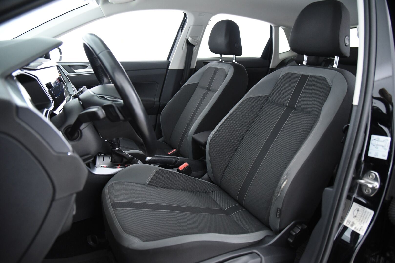 Volkswagen Polo 2018 R-Line 1,0 TSI 70 kW (95 hv) DSG-aut / 2. om Suomi auto / Digimittaristo / Vakkari / Tutkat / LED - 2x renkaat / Juuri katsastettu / Jakopää vaihdettu 2024! 