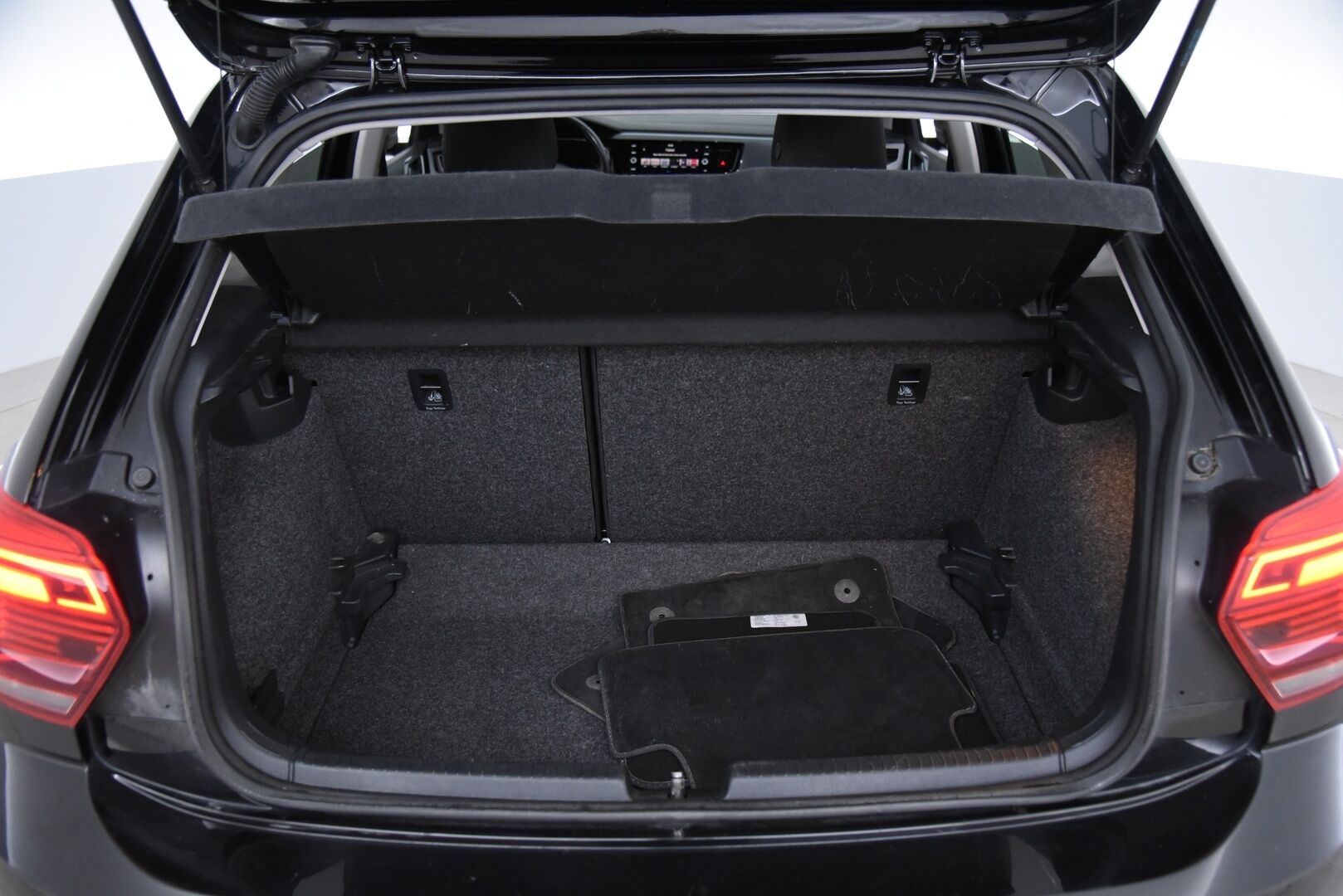 Volkswagen Polo 2018 R-Line 1,0 TSI 70 kW (95 hv) DSG-aut / 2. om Suomi auto / Digimittaristo / Vakkari / Tutkat / LED - 2x renkaat / Juuri katsastettu / Jakopää vaihdettu 2024! 