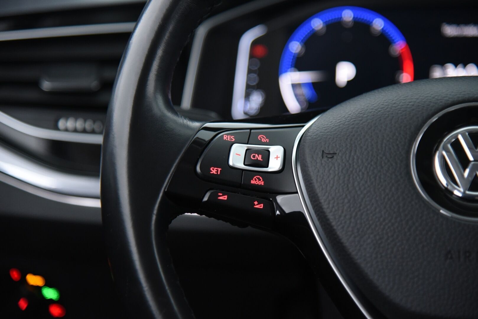 Volkswagen Polo 2018 R-Line 1,0 TSI 70 kW (95 hv) DSG-aut / 2. om Suomi auto / Digimittaristo / Vakkari / Tutkat / LED - 2x renkaat / Juuri katsastettu / Jakopää vaihdettu 2024! 