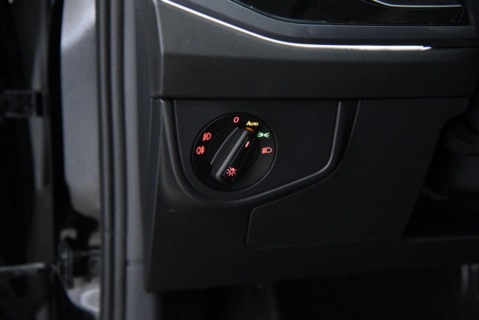 Volkswagen Polo 2018 R-Line 1,0 TSI 70 kW (95 hv) DSG-aut / 2. om Suomi auto / Digimittaristo / Vakkari / Tutkat / LED - 2x renkaat / Juuri katsastettu / Jakopää vaihdettu 2024! 