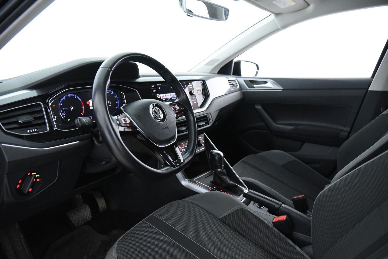 Volkswagen Polo 2018 R-Line 1,0 TSI 70 kW (95 hv) DSG-aut / 2. om Suomi auto / Digimittaristo / Vakkari / Tutkat / LED - 2x renkaat / Juuri katsastettu / Jakopää vaihdettu 2024! 