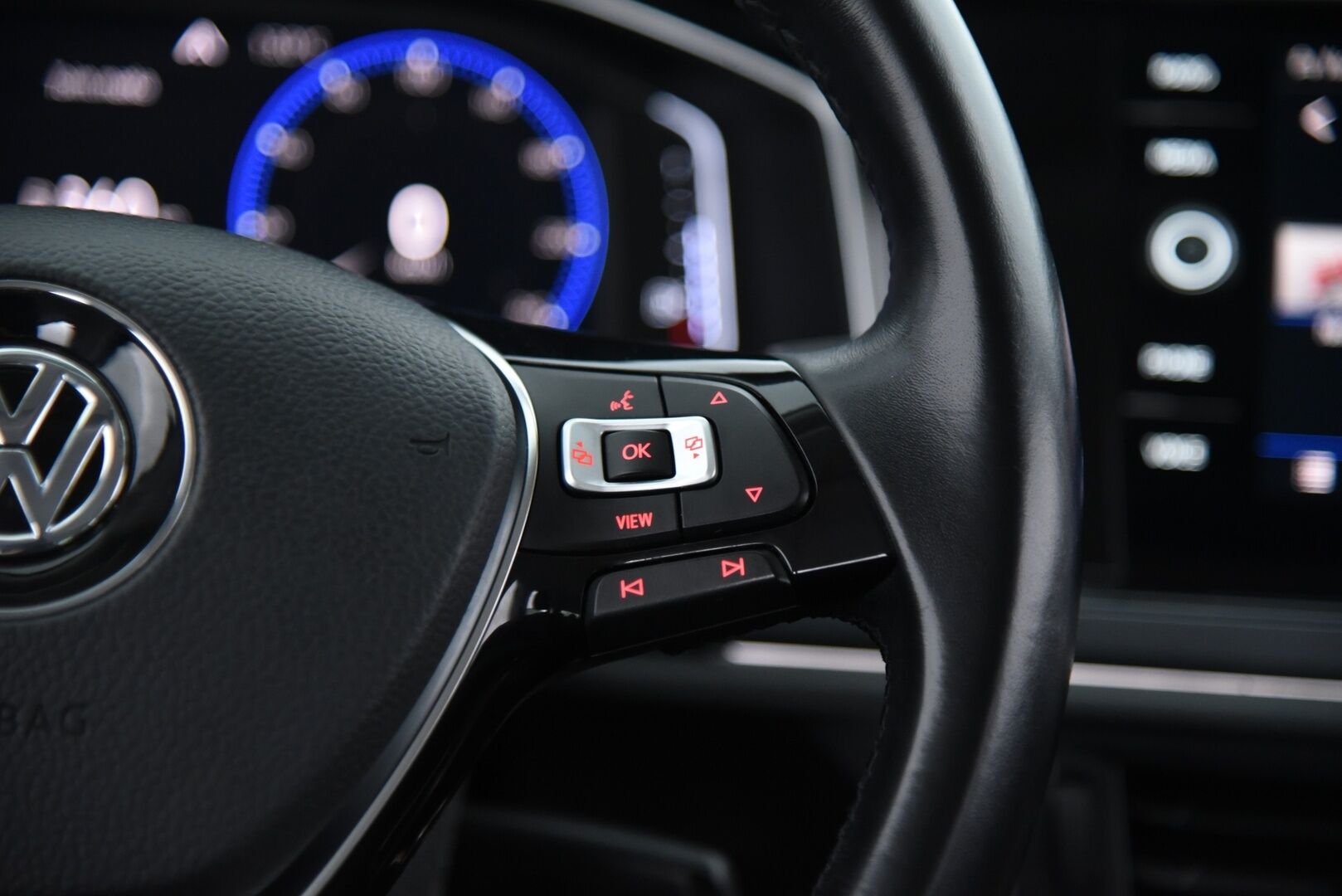 Volkswagen Polo 2018 R-Line 1,0 TSI 70 kW (95 hv) DSG-aut / 2. om Suomi auto / Digimittaristo / Vakkari / Tutkat / LED - 2x renkaat / Juuri katsastettu / Jakopää vaihdettu 2024! 