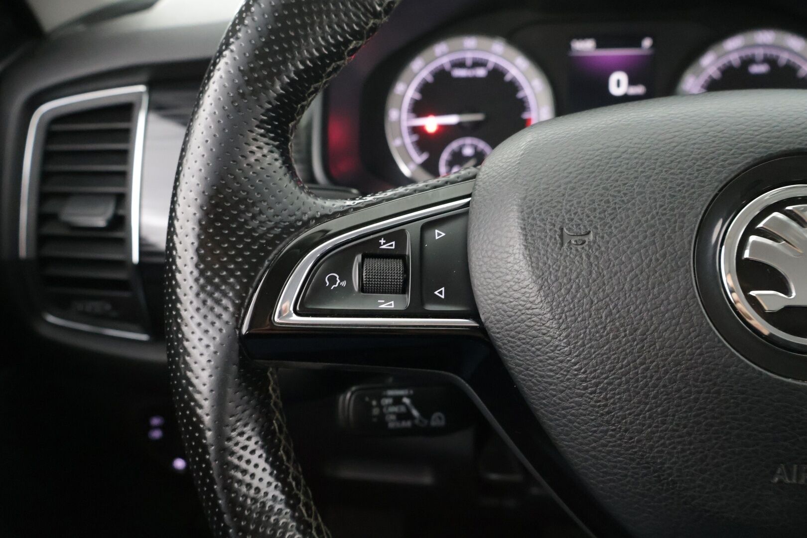 Skoda Kodiaq 2018 2,0 TDI 150 4x4 Style DSG Autom. *Webasto / Canton / Muistinahat / Adapt. Vakkari / Koukku / Tutkat* - 1-om. Suomi-auto! / 2x aluvanteet / Lämmitettävä tuulilasi