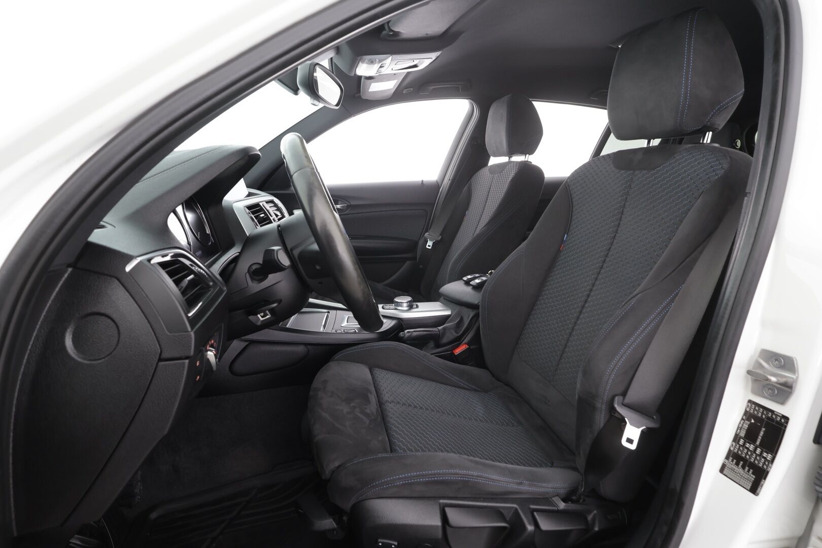 BMW 118 2018 F20 Hatchback 118d A Business M Sport * Hifi / P.tutka / Vakkari / Lohko+Sisä / LED / Navi / Sporttipenkit / Ratinlämmitin * - Kahdet renkaat aluvanteilla