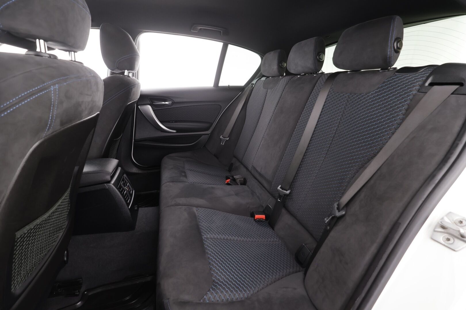 BMW 118 2018 F20 Hatchback 118d A Business M Sport * Hifi / P.tutka / Vakkari / Lohko+Sisä / LED / Navi / Sporttipenkit / Ratinlämmitin * - Kahdet renkaat aluvanteilla