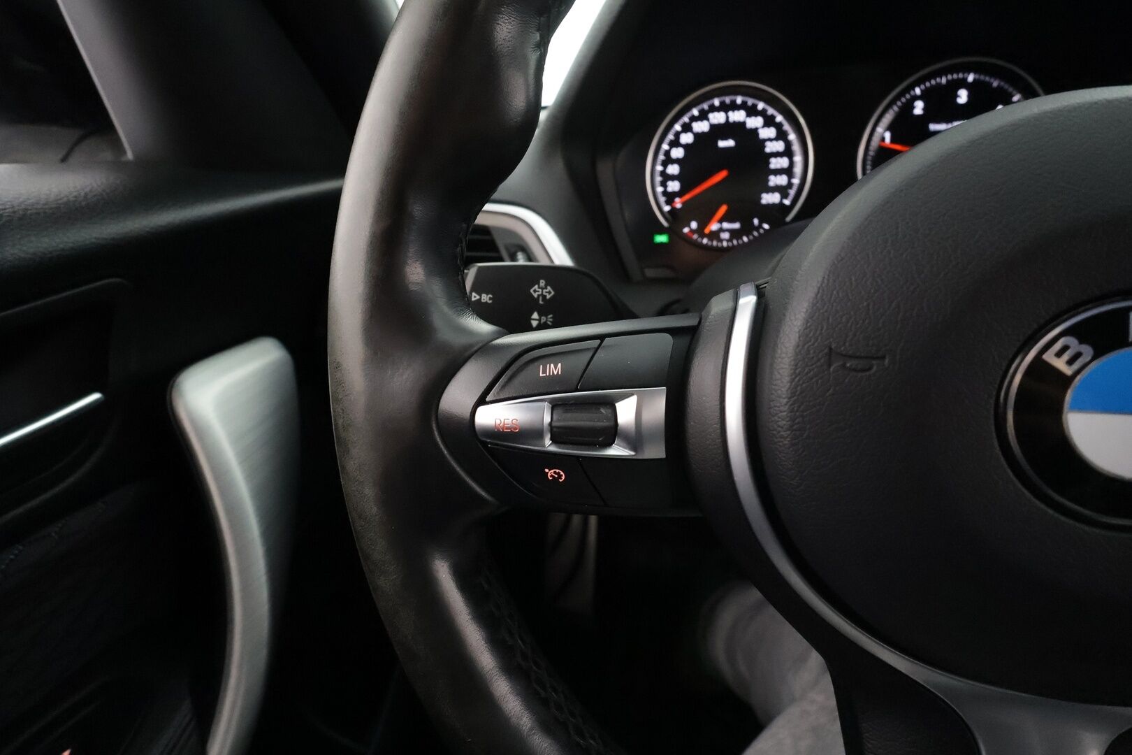 BMW 118 2018 F20 Hatchback 118d A Business M Sport * Hifi / P.tutka / Vakkari / Lohko+Sisä / LED / Navi / Sporttipenkit / Ratinlämmitin * - Kahdet renkaat aluvanteilla