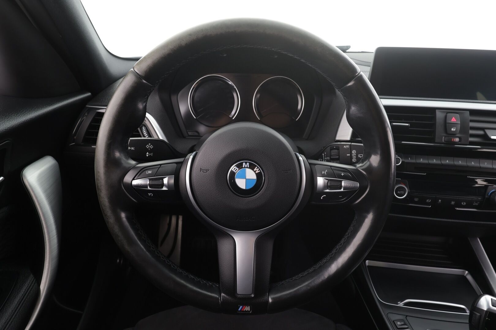 BMW 118 2018 F20 Hatchback 118d A Business M Sport * Hifi / P.tutka / Vakkari / Lohko+Sisä / LED / Navi / Sporttipenkit / Ratinlämmitin * - Kahdet renkaat aluvanteilla