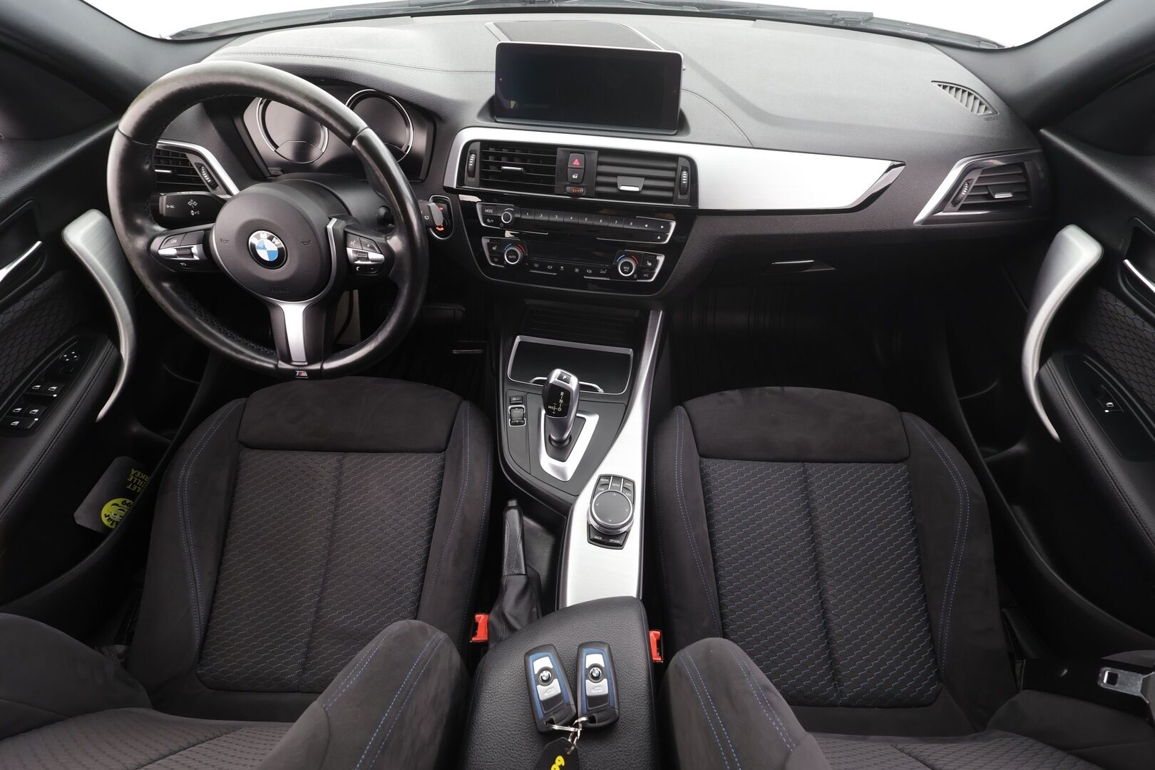 BMW 118 2018 F20 Hatchback 118d A Business M Sport * Hifi / P.tutka / Vakkari / Lohko+Sisä / LED / Navi / Sporttipenkit / Ratinlämmitin * - Kahdet renkaat aluvanteilla