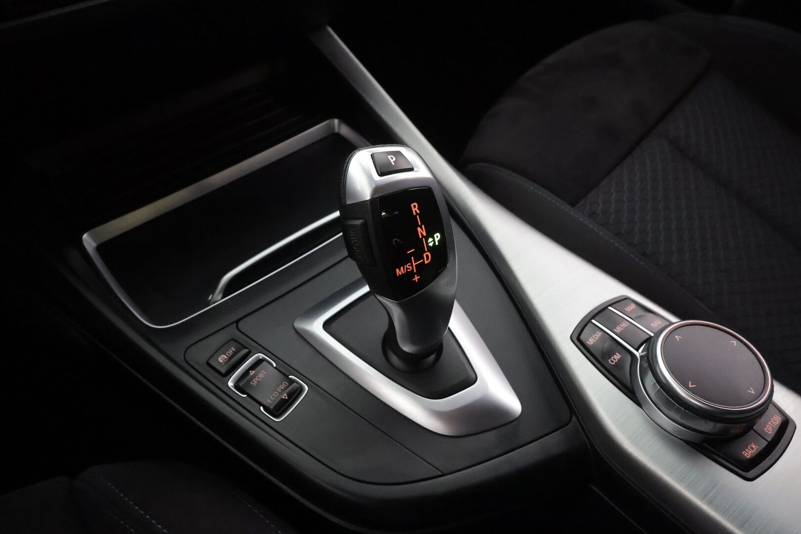 BMW 118 2018 F20 Hatchback 118d A Business M Sport * Hifi / P.tutka / Vakkari / Lohko+Sisä / LED / Navi / Sporttipenkit / Ratinlämmitin * - Kahdet renkaat aluvanteilla