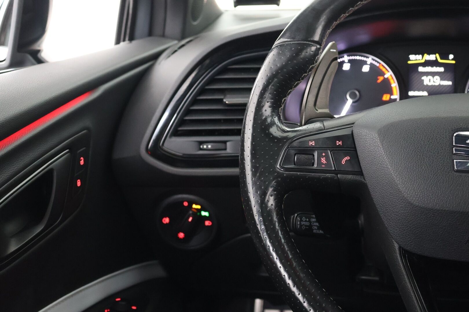 Seat Leon 2016 2,0 TSI 290 Cupra DSG - ACC | Tutkat | LED | Sporttipenkit | Lasikattoluukku | Kaukovaloautomatiikka | Huoltokirja | 2x renkaat - KORKO VAIN 3,99 %