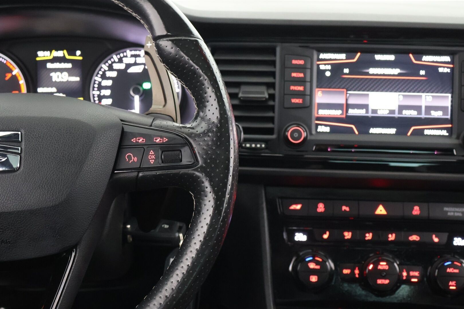 Seat Leon 2016 2,0 TSI 290 Cupra DSG - ACC | Tutkat | LED | Sporttipenkit | Lasikattoluukku | Kaukovaloautomatiikka | Huoltokirja | 2x renkaat - KORKO VAIN 3,99 %
