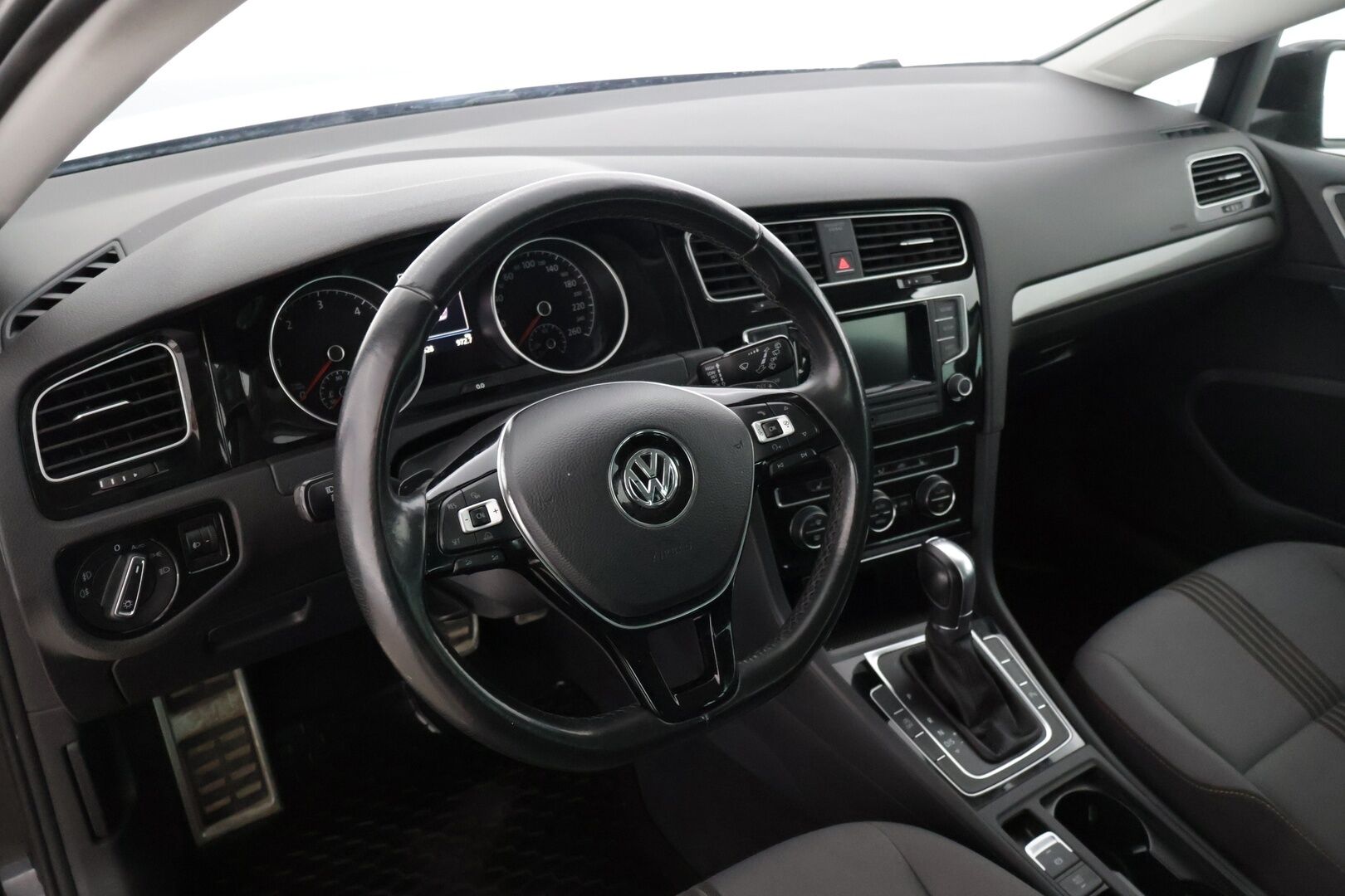 Volkswagen Golf 2017 Variant Allstar 2,0 TDI 110 kW (150 hv) DSG-automaatti * Panoraama / Koukku / Tutkat / Lohkolämmitin * - * 1-om Suomessa / Hyvin huollettu / 2x hyvät renkaat / Hihna vaihdettu *