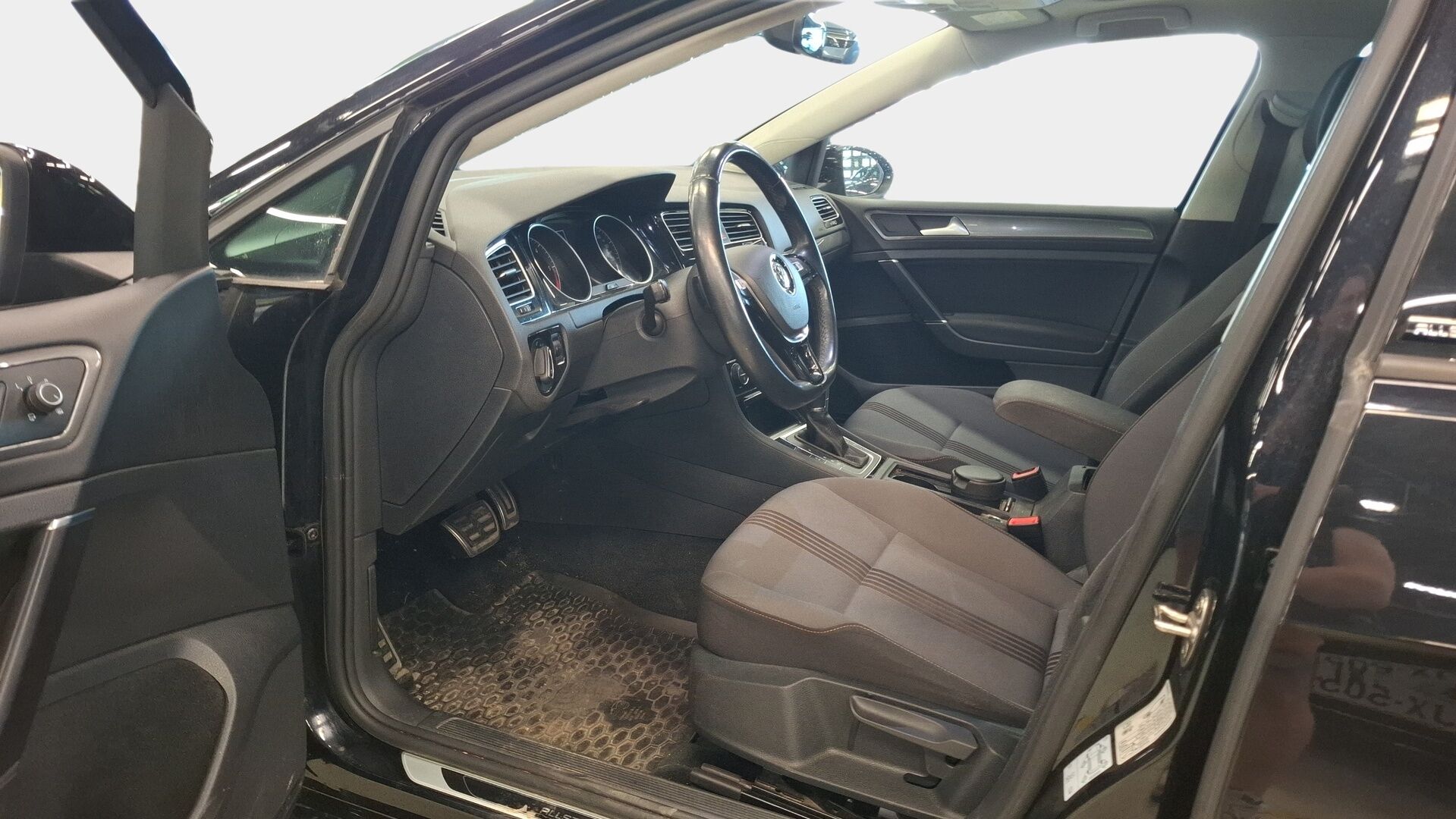 Volkswagen Golf 2017 Variant Allstar 2,0 TDI 110 kW (150 hv) DSG-automaatti * Panoraama / Koukku / Tutkat / Lohkolämmitin * - * 1-om Suomessa / Hyvin huollettu / 2x hyvät renkaat / Hihna vaihdettu *