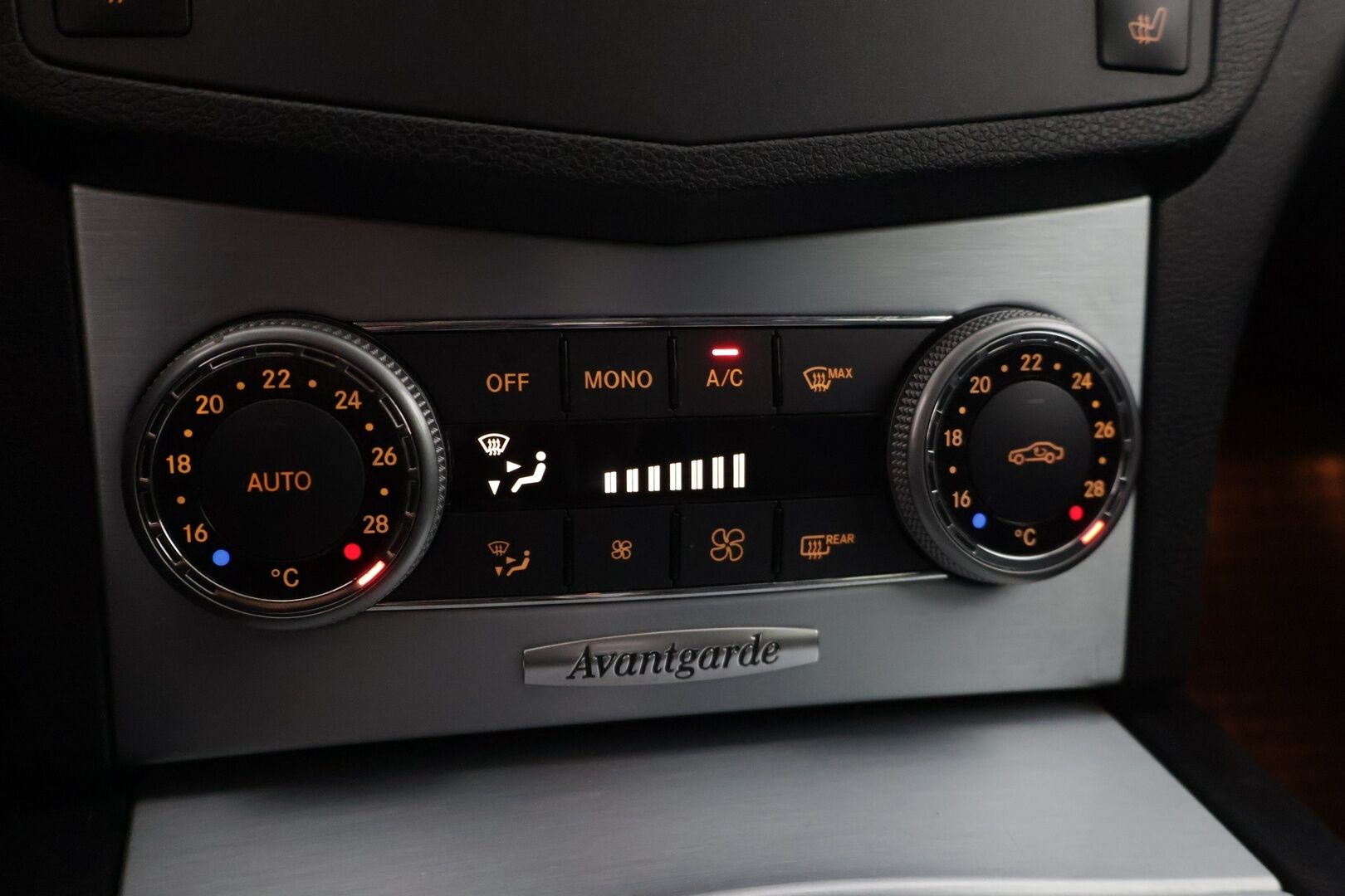 Mercedes-Benz C 2011 200 CDI BE T A Premium Business * Tutkat / Vetokoukku / Puolinahkapenkit * - * Hyvin pidetty / Kahdet hyvät renkaat / Lohkolämmitin *