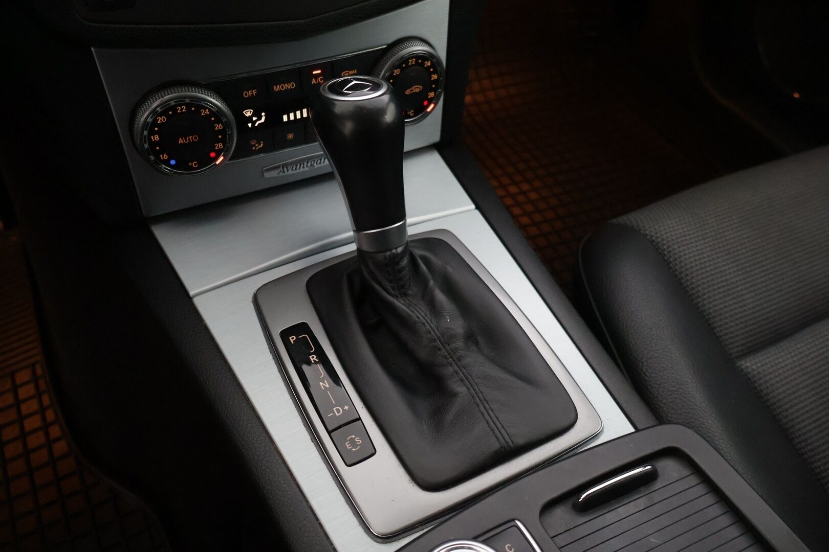 Mercedes-Benz C 2011 200 CDI BE T A Premium Business * Tutkat / Vetokoukku / Puolinahkapenkit * - * Hyvin pidetty / Kahdet hyvät renkaat / Lohkolämmitin *