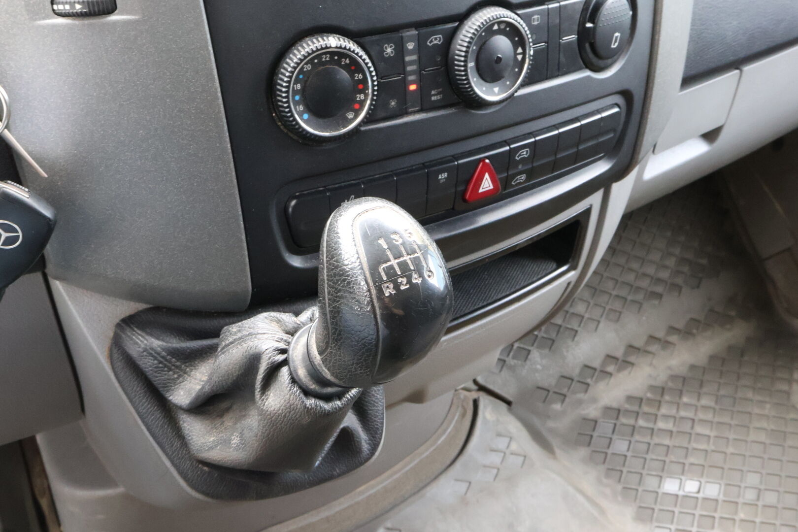 Mercedes-Benz Sprinter 2007 313 CDI Kasten Kevyt kuorma-auto - Järkimetrit! / Webasto / Vetokoukku / Hyvät renkaat!