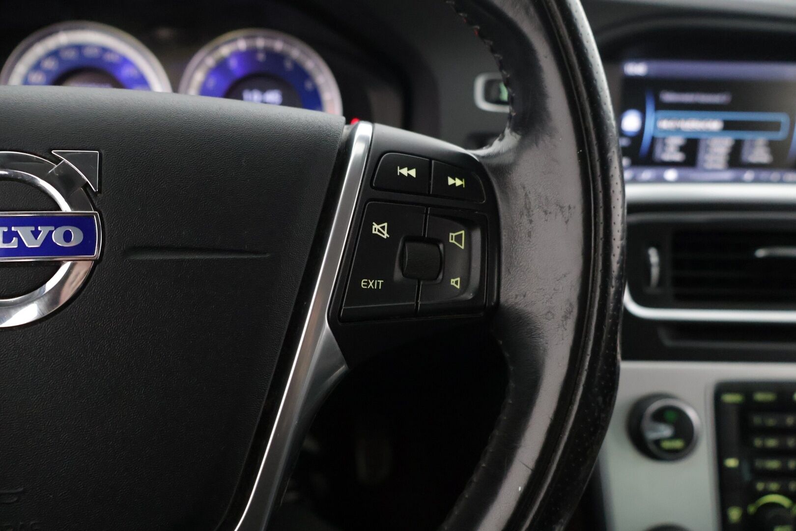 Volvo S60 2012 T4F R-Design Business aut * Vetokoukku / Parkkitutka taakse / Lohko + sisä * - 13v sama omistaja / Lähes uudet nastat / Etanoli mahdollisuus! *